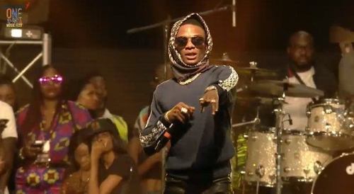 Pop singers, Wizkid and Tiwa Savage, have again entertained fans with another romantic expression during a live performance in Dubai, UAE.